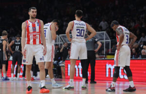 Brutalno opleo po igračima nakon poraza! Delije besne! Brutalno opleo po igračima nakon poraza! Delije besne!