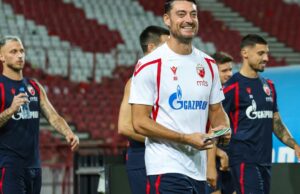 Rijera je oduševljen! Štoper Orlova obukao Zvezdin dres Rijera je oduševljen! Štoper Orlova obukao Zvezdin dres