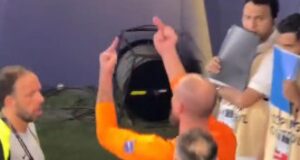 POLUDEO SKROZ: Rajković gađao navijača i pokazao mu dva srednja prsta (VIDEO) POLUDEO SKROZ: Rajković gađao navijača i pokazao mu dva srednja prsta (VIDEO)