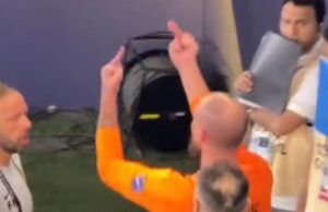 POLUDEO SKROZ: Rajković gađao navijača i pokazao mu dva srednja prsta (VIDEO) POLUDEO SKROZ: Rajković gađao navijača i pokazao mu dva srednja prsta (VIDEO)