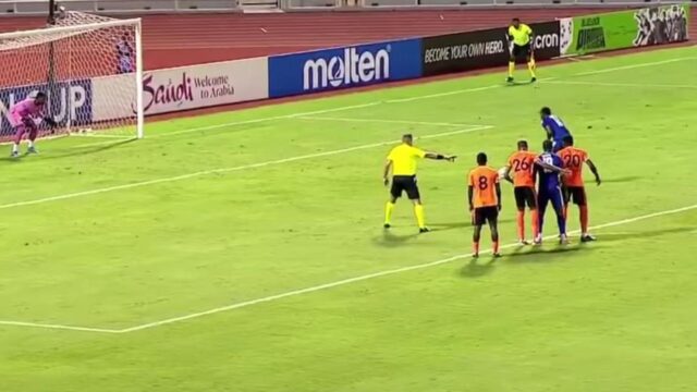 Obustavite sve aktivnosti i uživajte u najglupljem i verovatno najgorem penalu u istoriji fudbala (VIDEO)