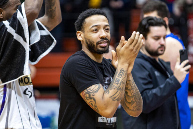 Karlik Džons posle poraza u večitom derbiju gledao meč KLS-a (Foto)