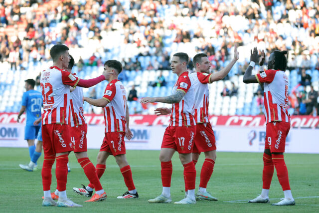 Crvena-zvezda-petardom-iskalila-bes-na-OFK-Beogradu-Video.jpg Crvena zvezda petardom iskalila bes na OFK Beogradu (Video)