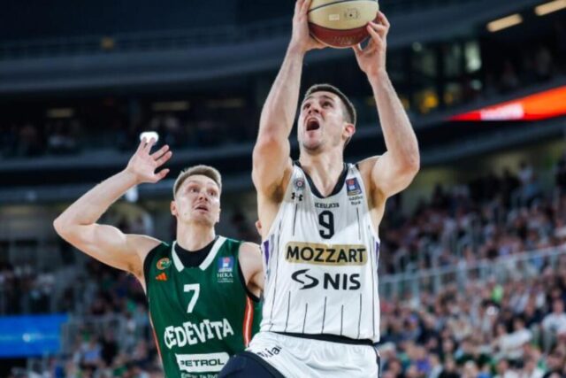 NBA centar iz prvih redova tribina gleda utakmicu Cedevita Olimpije i Partizana (Foto)