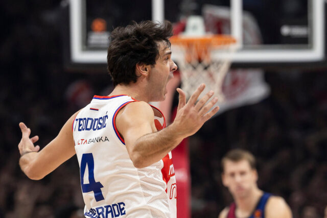 Besni-Teodosic-prekinuo-Sferopulosov-tajm-aut-imao-jasnu-poruku-za-igrace.jpg Besni Teodosić prekinuo Sferopulosov tajm-aut, imao jasnu poruku za igrače Zvezde!