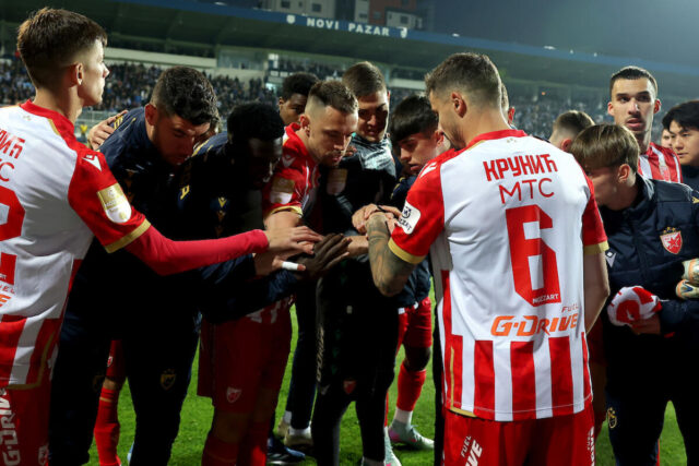 Crvena-zvezda-slavi-titulu-Rijeke.jpg Crvena zvezda slavi titulu Rijeke!