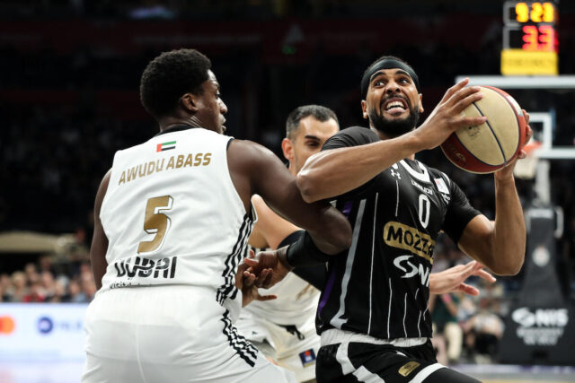 Partizan-vodi-posle-10-minuta-kosarke.jpg Partizan vodi posle 10 minuta košarke!