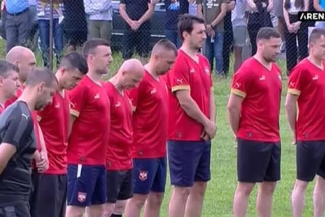 Sasa-Ilic-Dusko-Tosic-Igor-Duljaj-i-druge-legende-igraju.jpg Saša Ilić, Duško Tošić, Igor Duljaj i druge legende igraju u čast žrtava iz Dubone i Malog Orašja (Foto)