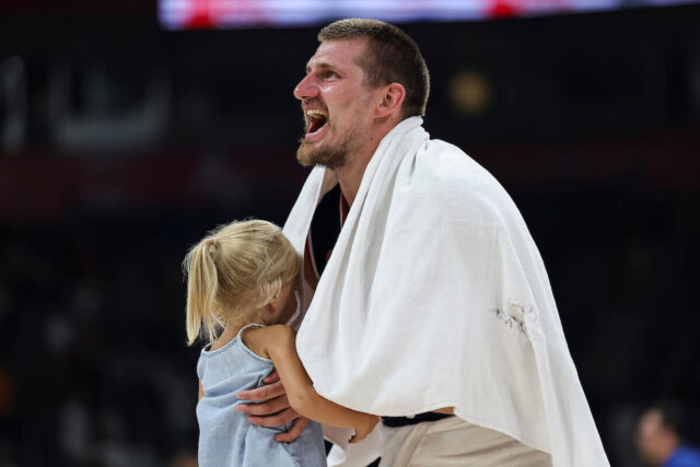 Tatina-mezimica-Nikola-Jokic-odusevio-cerkicu-Ognjenu.jpg Tatina mezimica: Nikola Jokić oduševio ćerkicu Ognjenu