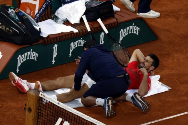 Novak-DJokovic-imao-medicinski-tajm-aut-nisu-zuljevi-vec-nesto.jpg Novak Đoković imao medicinski tajm-aut - nisu žuljevi, već nešto ozbiljnije (Foto)