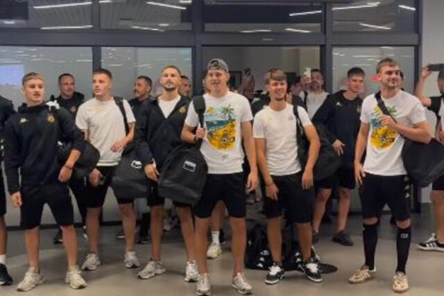 Crno-bele bebe kao košarkaši Partizana! Navijači iznenadili fudbalere na aerodromu "Nikola Tesla"