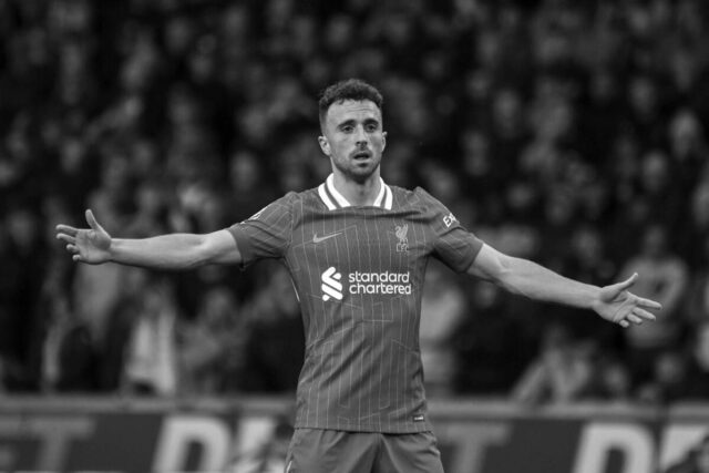 Čuveni kapiten Liverpula grcao u suzama ispred Enfilda zbog smrti Dioga Žote (Foto)