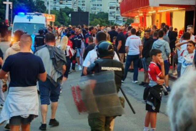 Haos-kod-Marakane-Zestok-sukob-navijaca-Zvezde-i-policije.jpg Haos kod Marakane: Žestok sukob navijača Zvezde i policije!