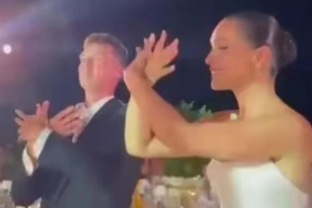 Skandalcina-Fudbaler-Intera-pokazivao-dvoglavog-orla-na-svojoj-svadbi-naterala.jpg Skandalčina: Fudbaler Intera pokazivao dvoglavog orla na svojoj svadbi, naterala ga žena! (VIDEO)