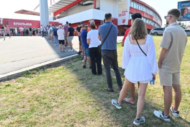 Momci iz Loznice čekali 14 sati - redovi od ranog jutra zbog utakmice Srbija - Engleska (Video/Foto galerija)