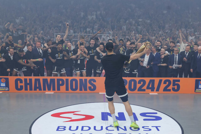 Partizan-potpisao-visegodisnji-ugovor-sa-bekom-suterom-Foto.jpg Partizan potpisao višegodišnji ugovor sa bekom-šuterom (Foto)