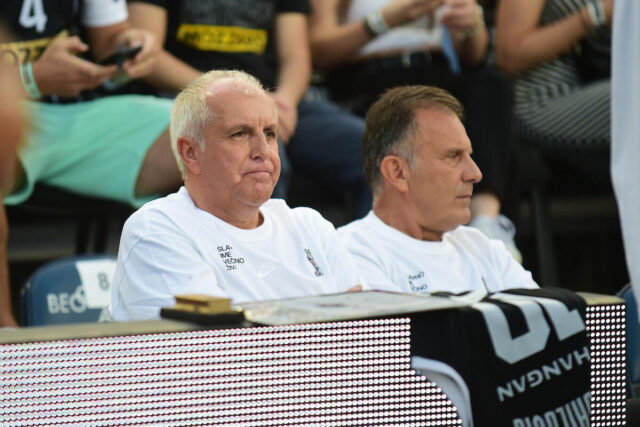 Crno-bela-festa-na-kultnom-Tasmajdanu-Zeljko-Obradovic-docekan-kao-Bog.jpg Crno-bela fešta na kultnom Tašmajdanu: Željko Obradović dočekan kao Bog - grmi pesma za braću (Video)