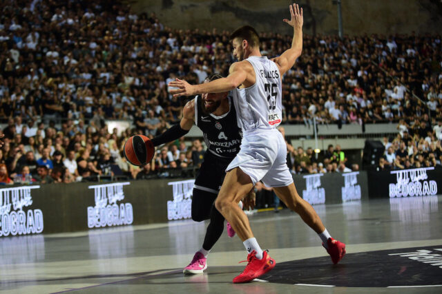 Crno-beli-spektakl-na-Tasmajdanu-i-pobeda-Partizana-protiv-bratskog-PAOK-a.jpg Crno-beli spektakl na Tašmajdanu i pobeda Partizana protiv bratskog PAOK-a (Video/Foto)