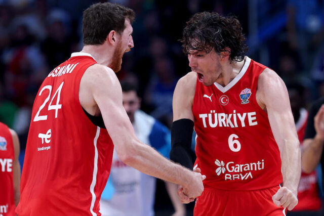 Turska-pregazila-Grcku-i-zakazala-finale-protiv-svetskog-sampiona-za.jpg Turska pregazila Grčku i zakazala finale protiv svetskog šampiona za evropsku krunu (Video/Foto)