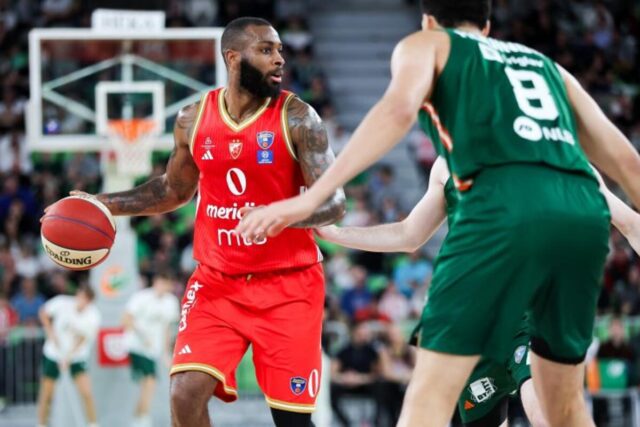 Crvena-zvezda-posle-drame-porazena-u-Ljubljani-Pricace-se-o.jpg Crvena zvezda posle drame poražena u Ljubljani! Pričaće se o odluci sudija oko trojke ili dvojke Kodija (Foto)