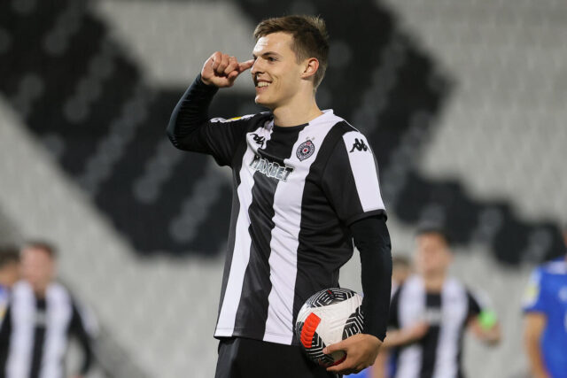 Andrej-Kostic-na-korak-do-velikana-Poznato-koliko-ce-Partizan.jpg Andrej Kostić na korak do velikana! Poznato koliko će Partizan zaraditi (Video)