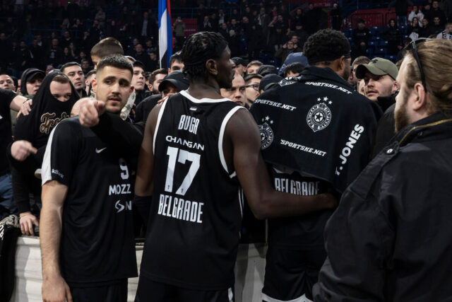 Kosarkasi-Partizana-razgovarali-sa-Grobarima-tenzije-ispred-tribine-ali.jpg Košarkaši Partizana razgovarali sa Grobarima - tenzije ispred tribine, ali i svlačionice!