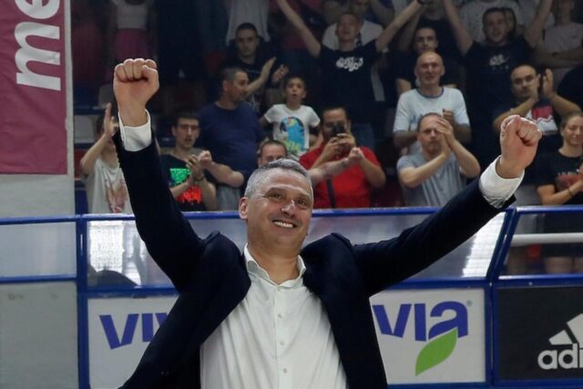 Dejan-Radonjic-sa-fudbalerima-Zvezde-u-Malmeu.jpg Dejan Radonjić sa fudbalerima Zvezde u Malmeu!