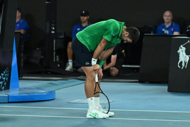 Novak u paklenim uslovima u Melburnu! Ne može da dođe do daha, tražio hitno tabletu, ne oseća se dobro (VIDEO)