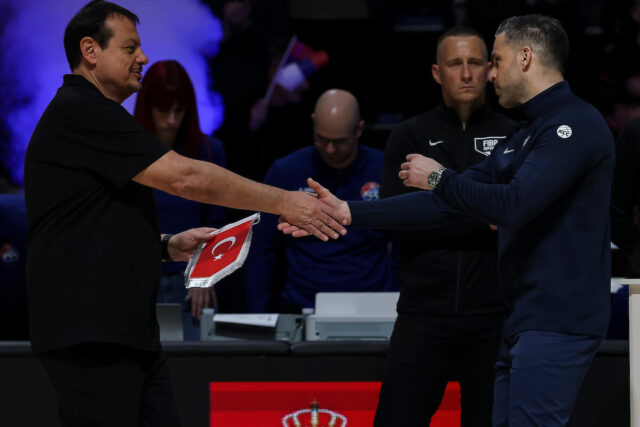 Ergin-Ataman-pohvalno-o-Dusanu-Alimpijevicu-ali-je-udario-po.jpg Ergin Ataman pohvalno o Dušanu Alimpijeviću, ali je udario po FIBA i Evroligi! (Video/Foto)