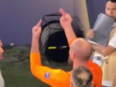 POLUDEO SKROZ: Rajković gađao navijača i pokazao mu dva srednja prsta (VIDEO) POLUDEO SKROZ: Rajković gađao navijača i pokazao mu dva srednja prsta (VIDEO)